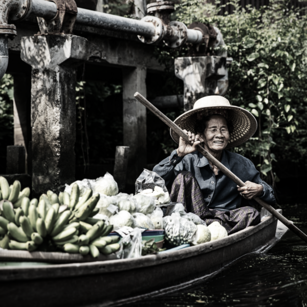 thai-elderly-sells-fruits-on-boat-leo_visions-unsplash