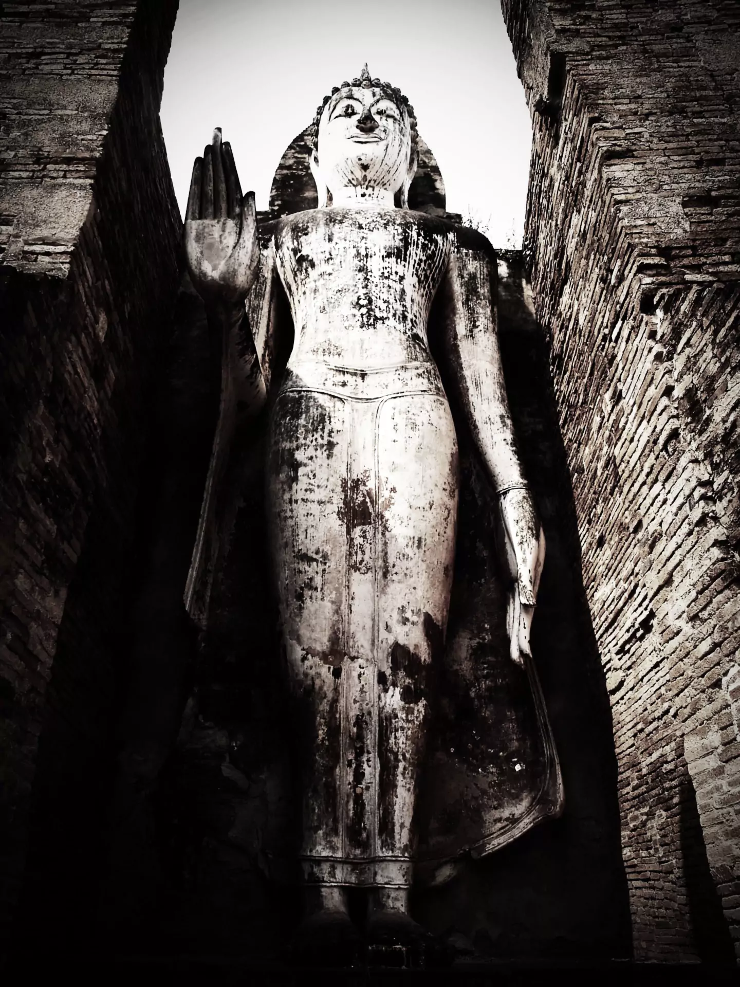 The serene expression of Phra Achana