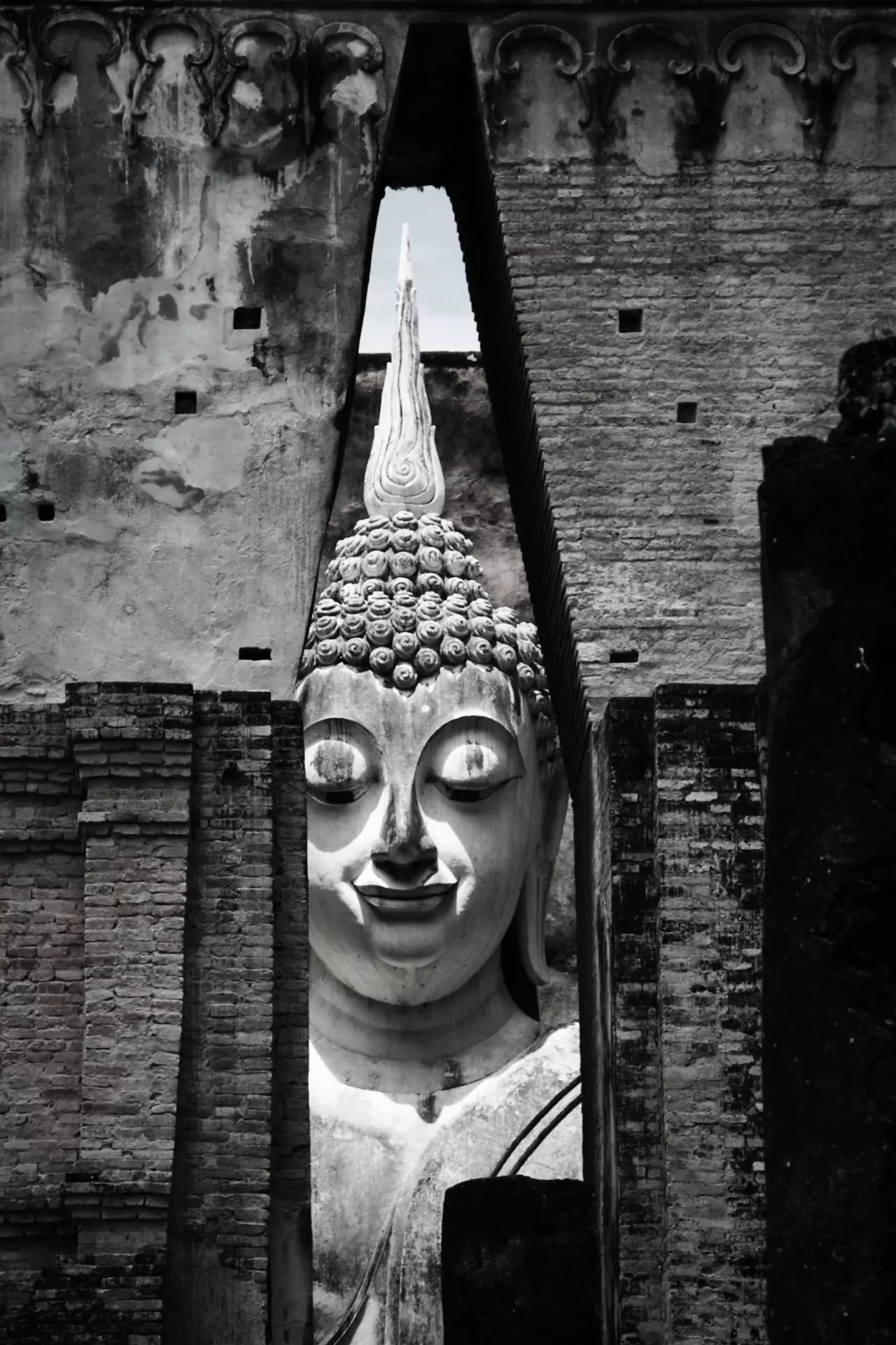 The serene expression of Phra Achana