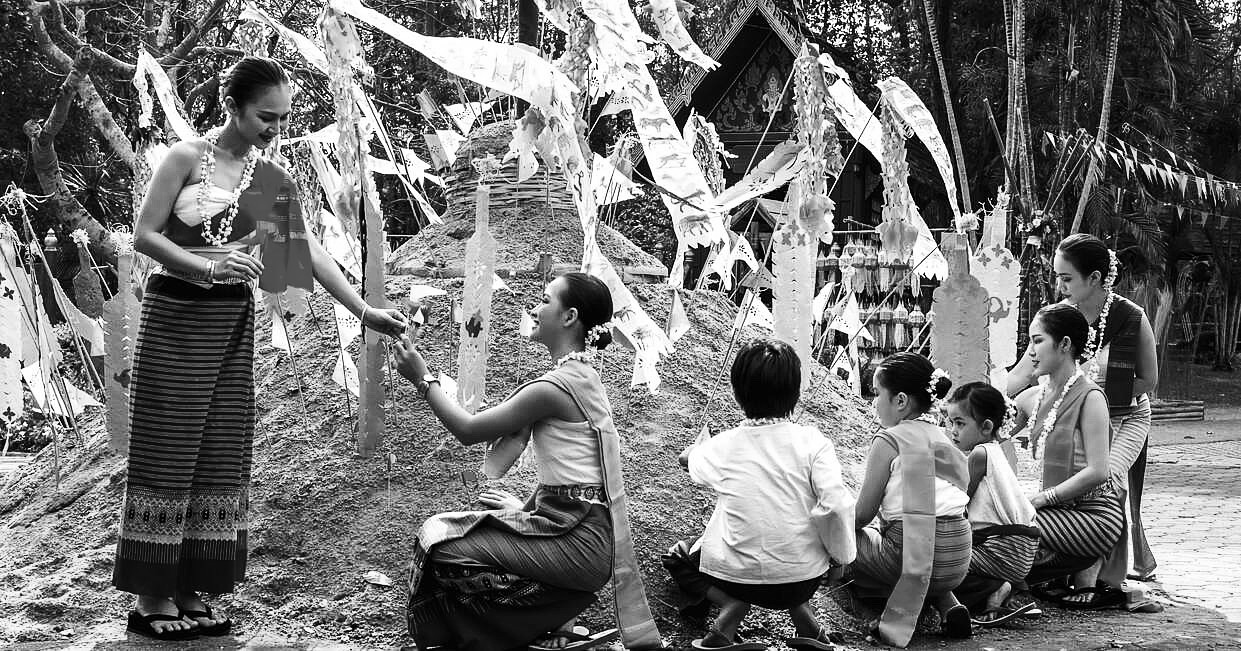 Chaing mai tradition to bring sand into temple on song kran day