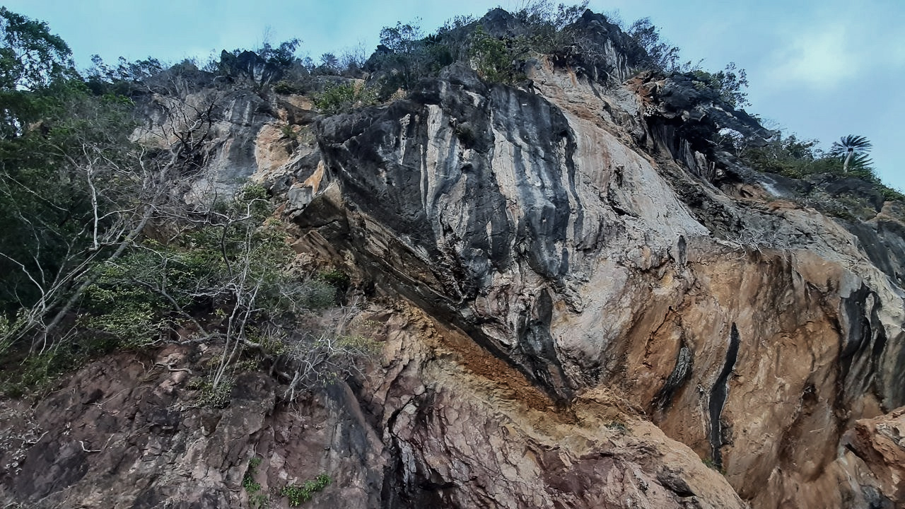 Khao To Ngai stratigraphic boundary — Cambrian red sandstone meets Ordovician limestone